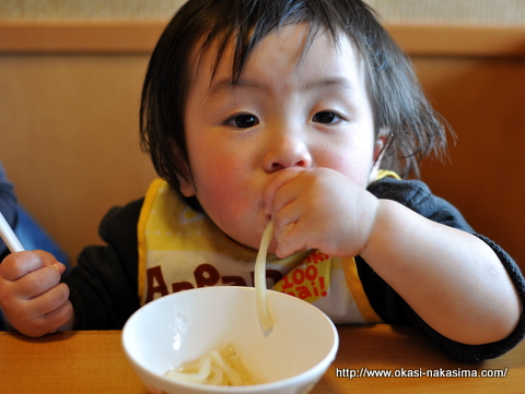 うどんを食べる息子 うどんを食べる息子