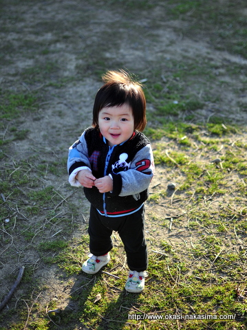 公園に立つ息子