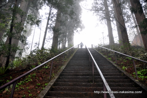 霧の中へ続く石段