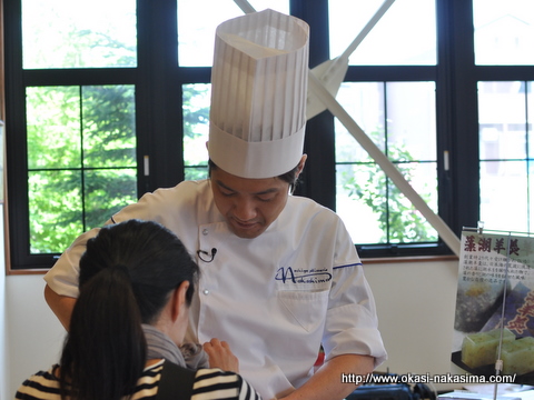 マイクをつけられるシェフ