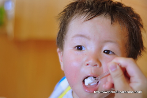 ヤギ乳のジェラートを食べる息子