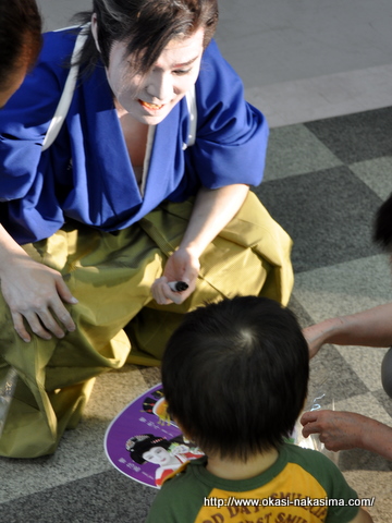 響彬斗さんからウチワいただく息子