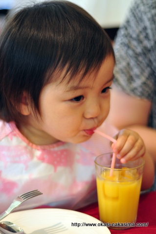 オレンジジュースを飲む咲花ちゃん