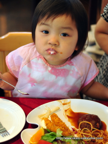 もりもり食べる咲花ちゃん