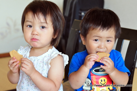 お着きのお菓子を食べる二人
