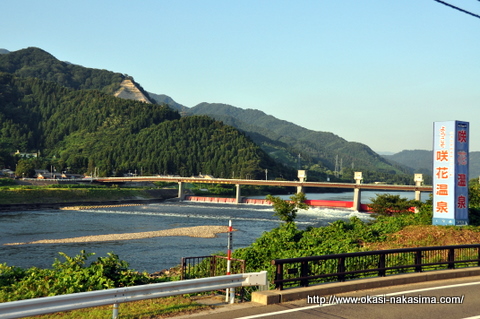 夕暮れ迫る咲花温泉