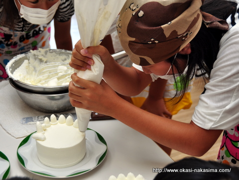 クリームの絞り体験中