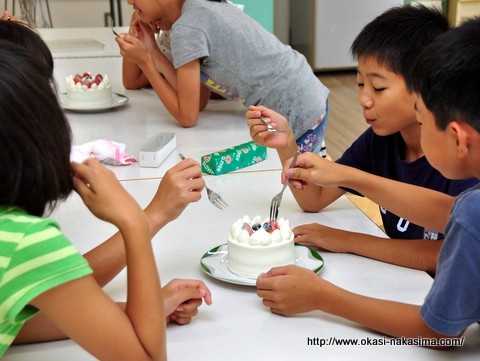 児童の皆さん試食中