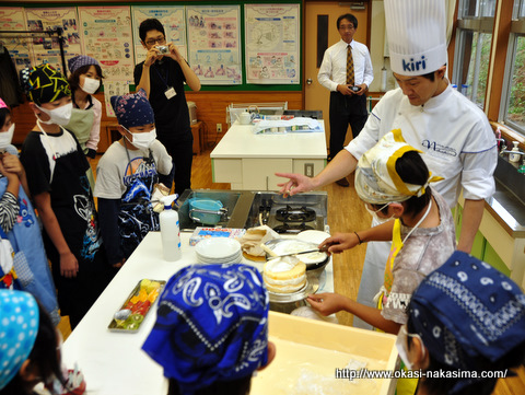 木浦小学校児童の皆さんにケーキデコレーション体験