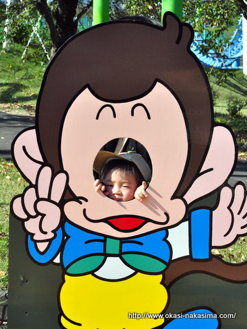 顔を出す息子の記念写真