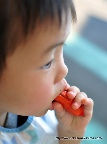 タコさんウィンナーを頬張る息子
