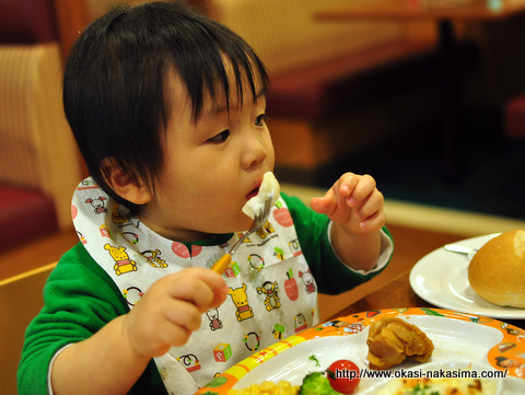 お子様セットを食べる息子 お子様セットを食べる息子