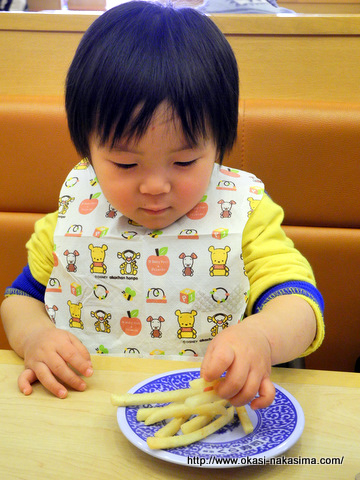 ポテトを食べる息子