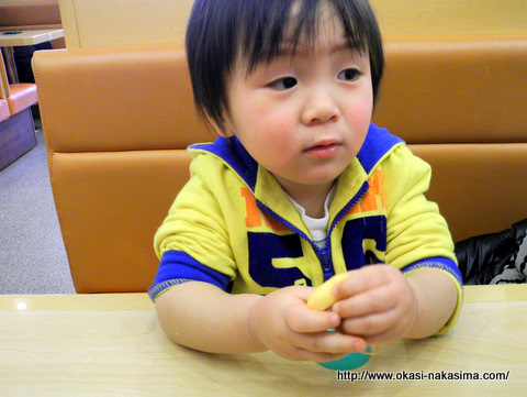 ガチャガチャのおもちゃで遊ぶ息子