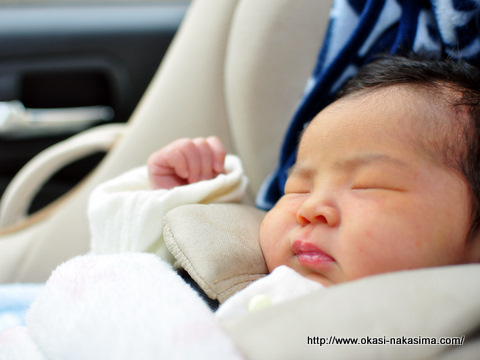 チャイルドシートに乗る娘