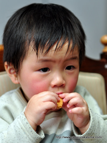 おやつを食べながら凝視 おやつを食べながら凝視