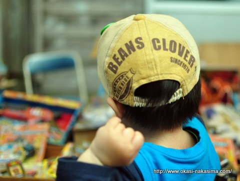 露天のおもちゃ屋さんの前で…