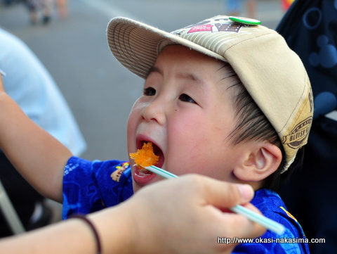 かき氷を食べる息子