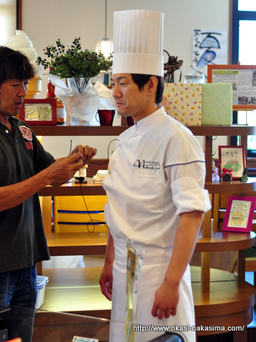 マイクをつけられるシェフ