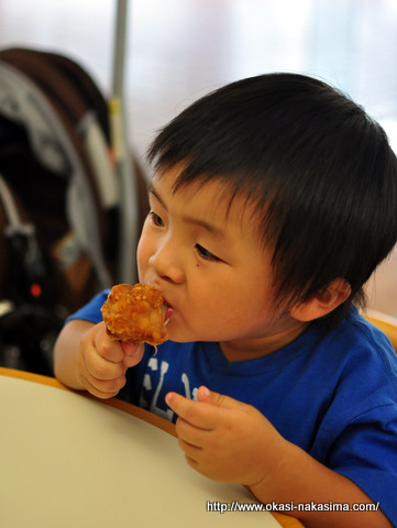 から揚げを食べる息子 から揚げを食べる息子