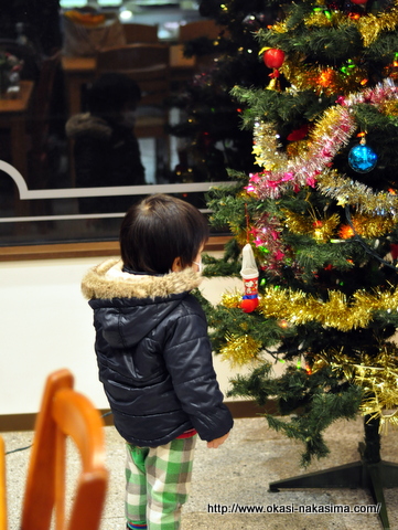 クリスマスツリーを見つめる息子 クリスマスツリーを見つめる息子
