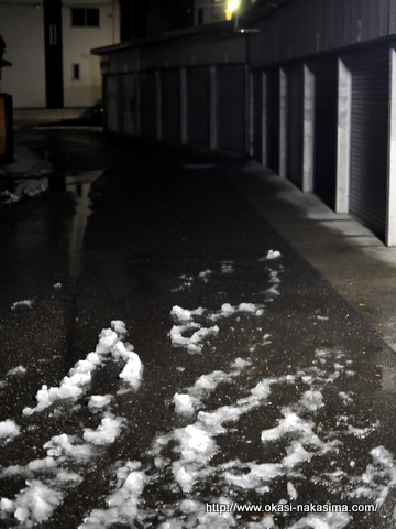 雪もまばらな道