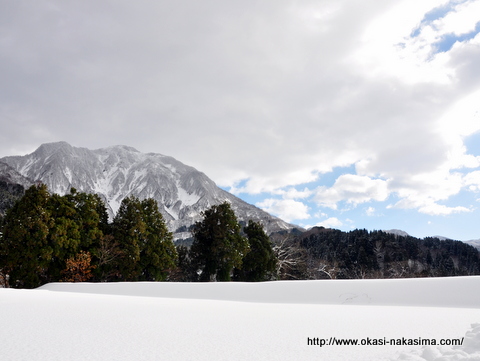 雪降る山々