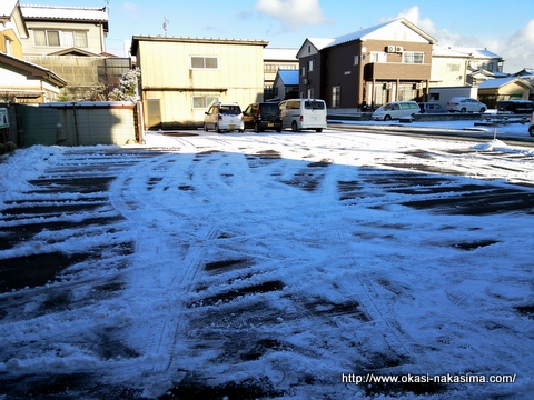 スコップで上の雪を取り去った図