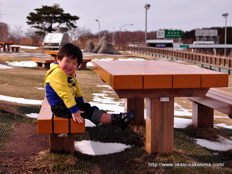 ベンチに座る息子
