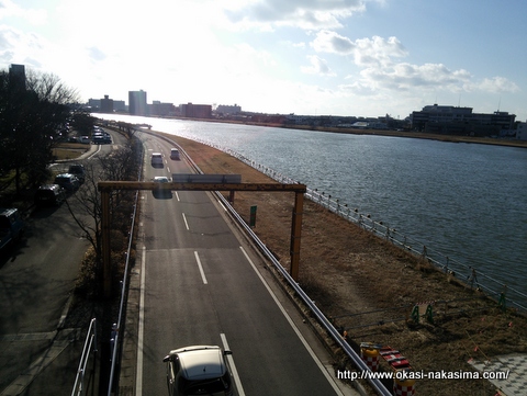 橋の下の道路