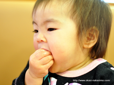 頬張る娘