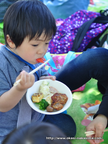 息子お弁当を食べる