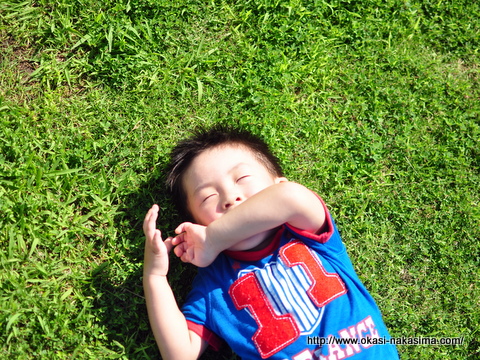 芝生に寝転がる