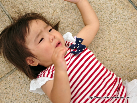地面に寝転ぶ娘