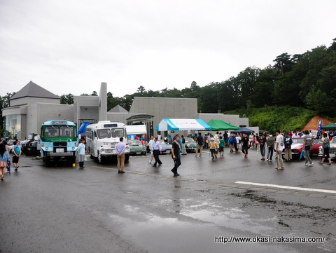雨上がりの会場
