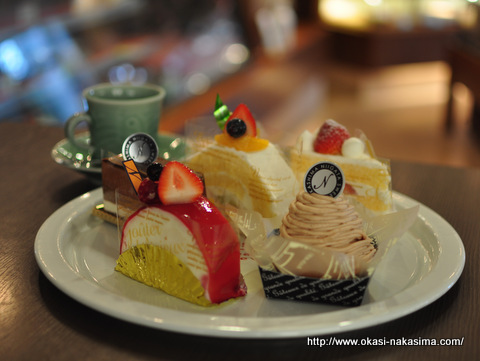 ケーキをのせる