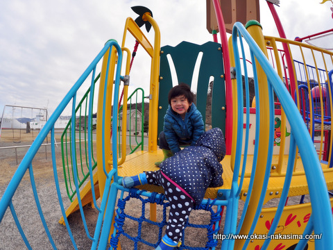 協力して遊ぶ二人