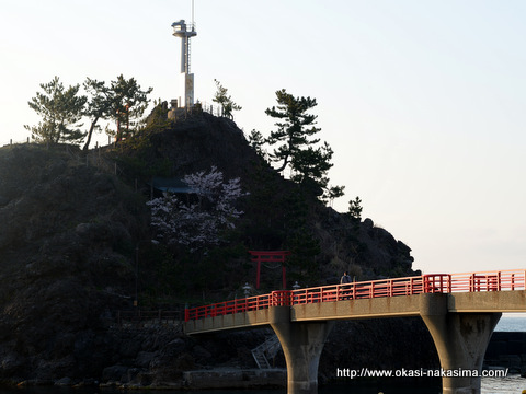 夕日を浴びる弁天岩
