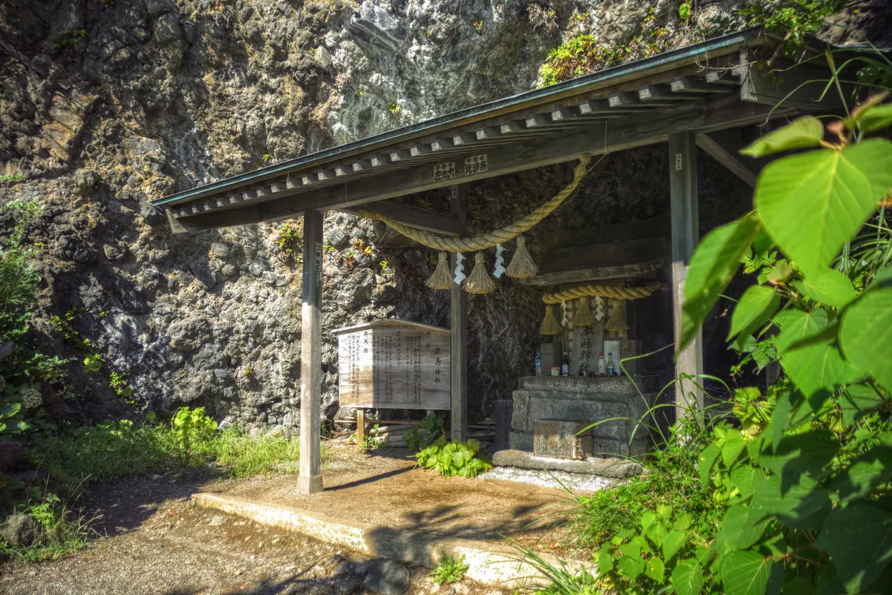 能生弁天岩中腹の厳島神社