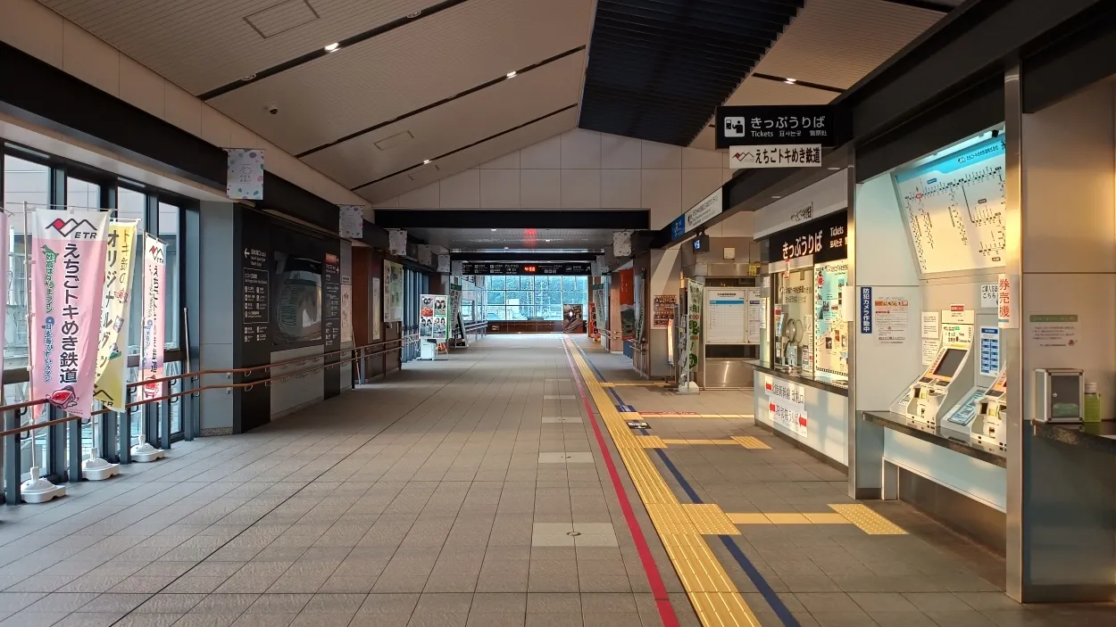 早朝の糸魚川駅