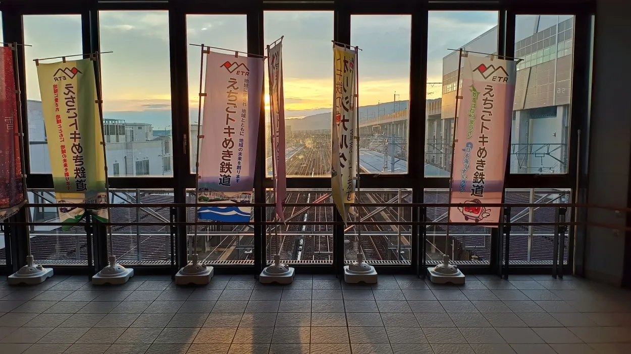 朝日差し込む糸魚川駅構内