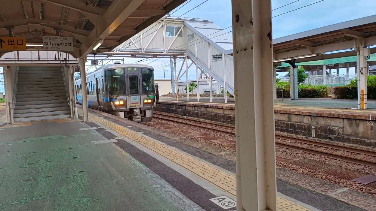 泊駅で電車待ち