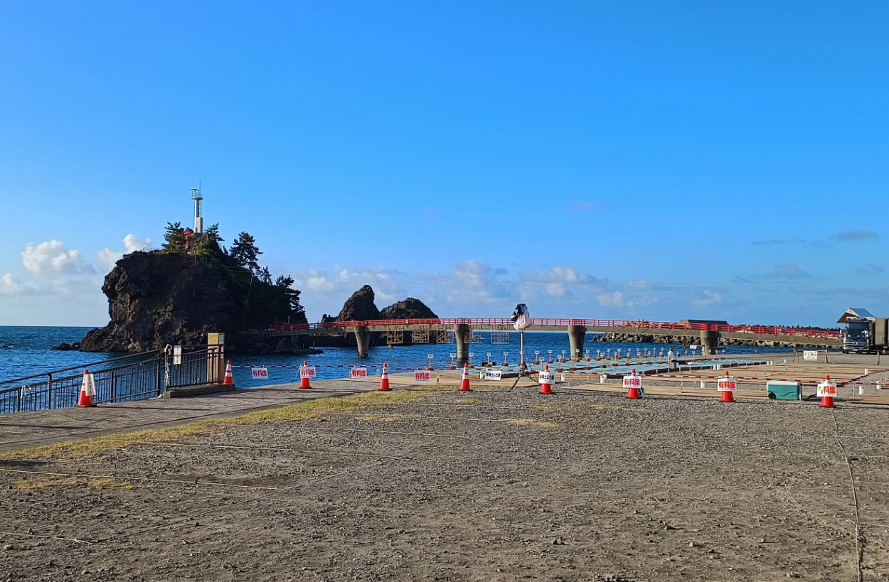 能生海上花火大会準備中の能生海岸
