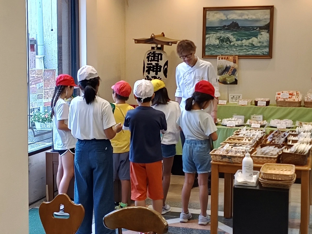 地元小学生の訪問授業風景