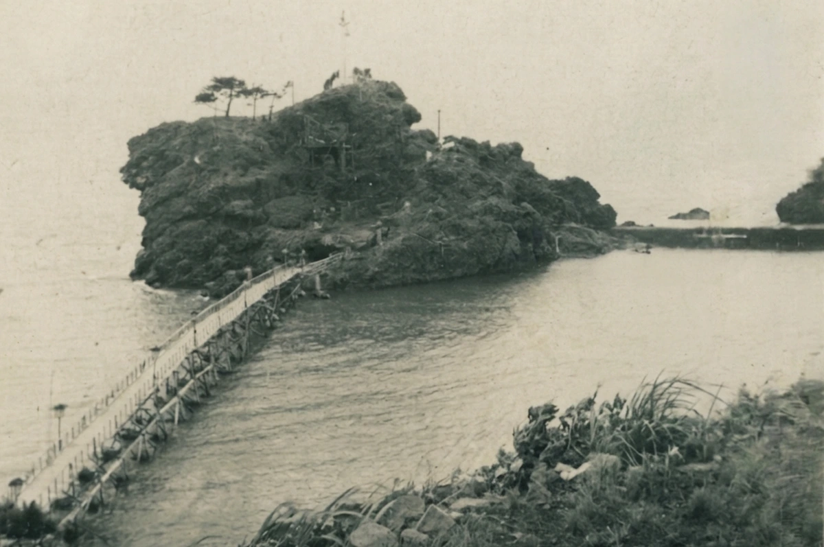 昔の弁天岩とあけぼの橋の写真