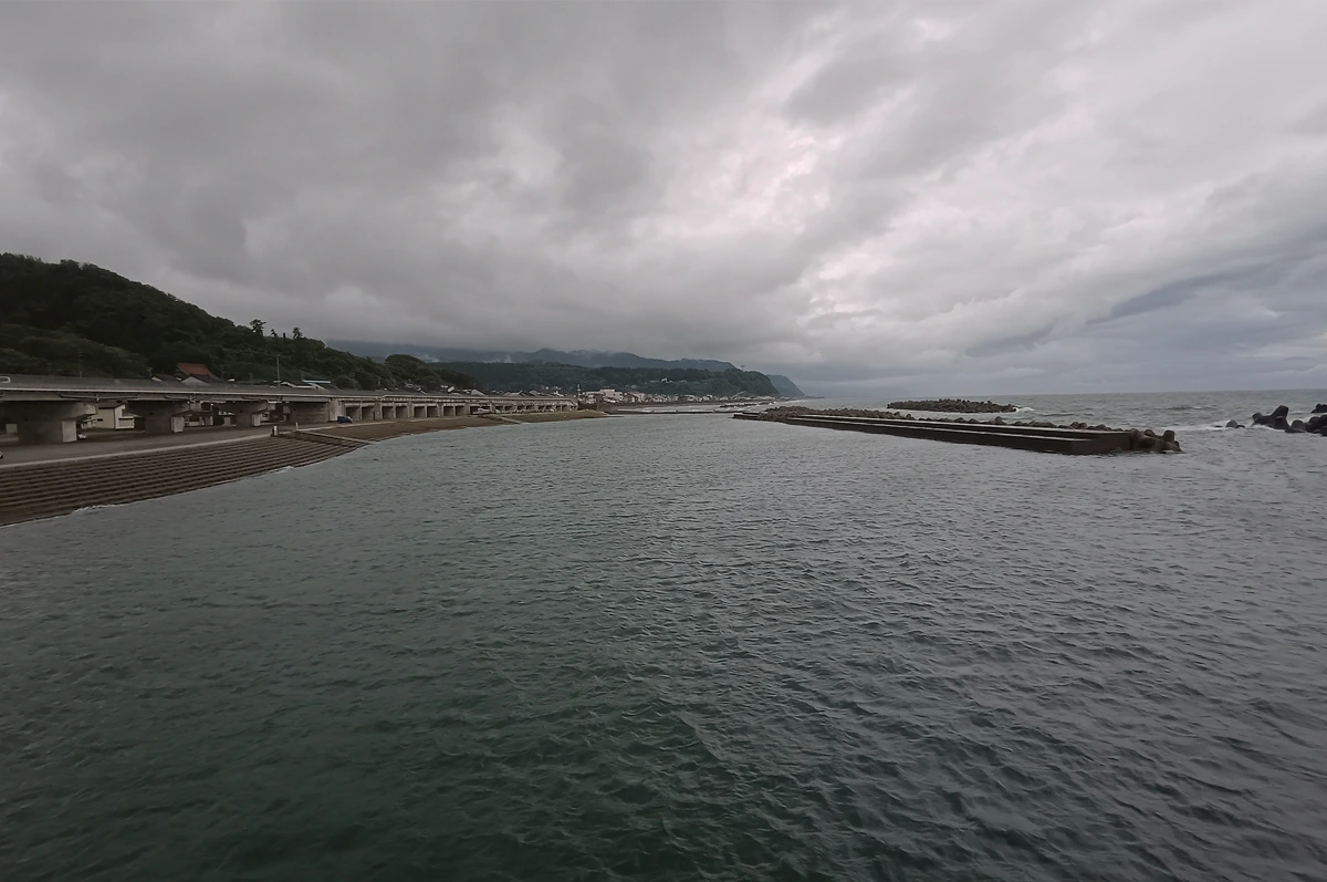 モノクロームな弁天岩付近の海岸